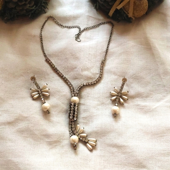 H&M Jewelry - Teardrop pearl and diamond necklace set